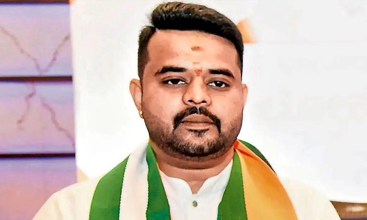 ಟಿವಿಯಲ್ಲಿ ಅಜ್ಜಿಯ ಅಂತಿಮ ದರ್ಶನ ಪಡೆದ ಪ್ರಜ್ವಲ್ ರೇವಣ್ಣ