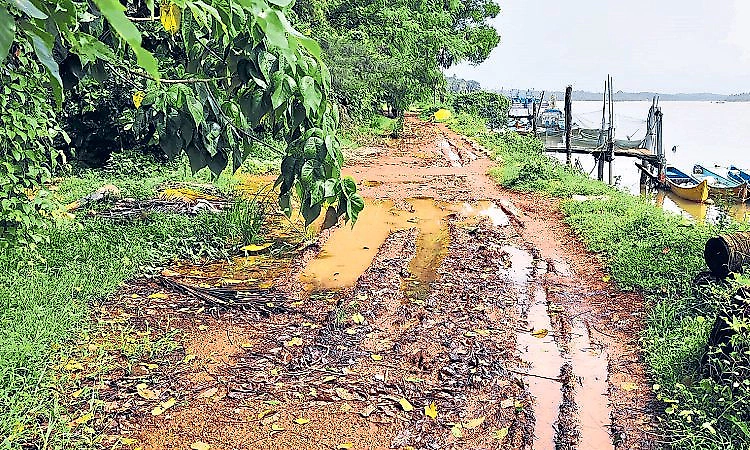 Gangolli: Rs 8 crore ring road turns into a muddy mess