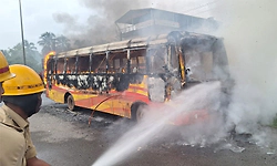 ಬ್ರಹ್ಮಾವರ: ಹೆದ್ದಾರಿಯಲ್ಲೇ  ಖಾಸಗಿ ಬಸ್‌ ಬೆಂಕಿಗಾಹುತಿ