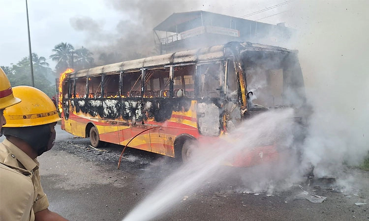 ಬ್ರಹ್ಮಾವರ: ಹೆದ್ದಾರಿಯಲ್ಲೇ  ಖಾಸಗಿ ಬಸ್‌ ಬೆಂಕಿಗಾಹುತಿ