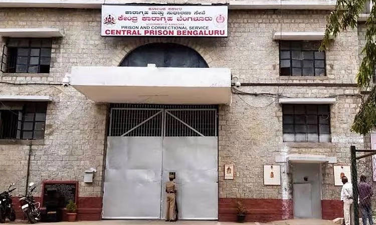 ಪ್ರಜ್ವಲ್‌ ರೇವಣ್ಣ ಮೊಬೈಲ್‌ ಬಳಕೆ ಕೇಸ್‌: ಮತ್ತಿಬ್ಬರು ಜೈಲು ಸಿಬಂದಿ ಅಮಾನತು