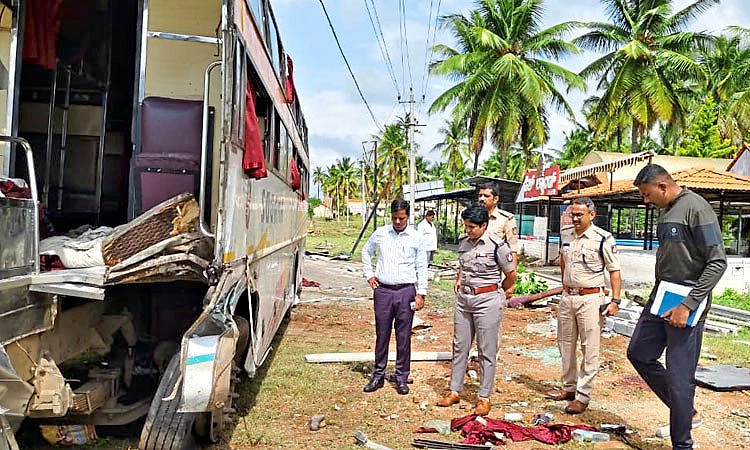 Mandya: ಸೈನ್ ಬೋರ್ಡ್ ಗೆ ಡಿಕ್ಕಿ ಹೊಡೆದು ಪಲ್ಟಿಯಾದ ಬಸ್:‌ ಸ್ಥಳದಲ್ಲೇ ಇಬ್ಬರು ಸಾವು!