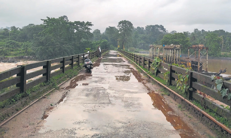 ಕಾರ್ಕಳ: ಮುಂಡ್ಲಿ ಸೇತುವೆ ಶಿಥಿಲ - ಹೊಸ ಸೇತುವೆಗೆ ಆಗ್ರಹ