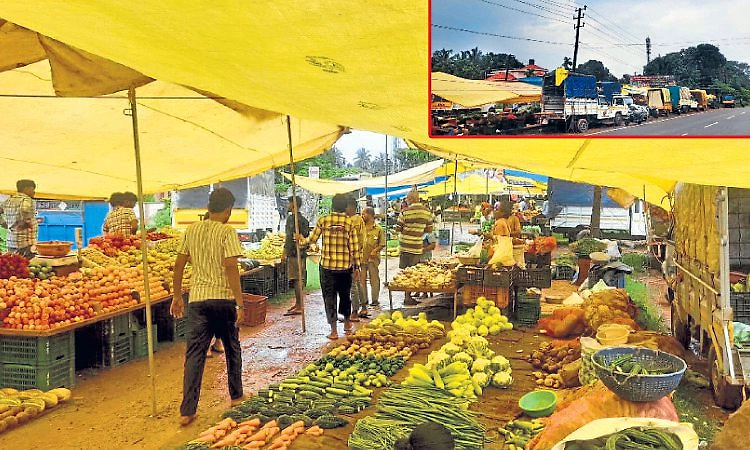 ಅಲೆವೂರು-ಕುಕ್ಕಿಕಟ್ಟೆ ಸಂತೆಗೆ ಟರ್ಪಾಲೇ ಆಸರೆ