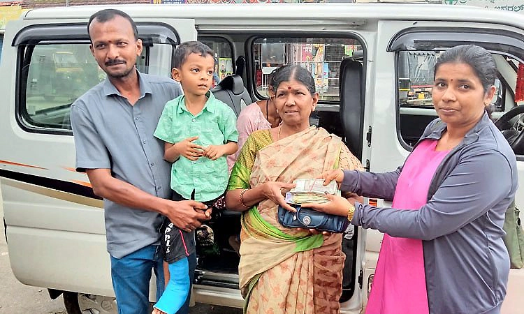 ಚಾರ್ಮಾಡಿ ಘಾಟ್‌ನಲ್ಲಿ ಸಿಕ್ಕ ನಗದು ಹಾಗೂ ದಾಖಲೆಗಳಿದ್ದ ಪರ್ಸ್ ವಾರಸುದಾರರಿಗೆ ಹಸ್ತಾಂತರ