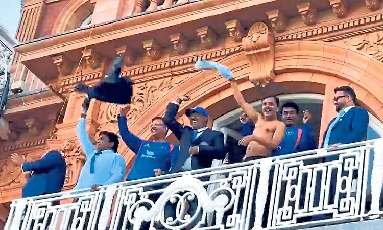 ಲಾರ್ಡ್ಸ್‌ ಬಾಲ್ಕನಿಯಲ್ಲಿ  ಗಂಗೂಲಿ ಶೈಲಿ ಸಂಭ್ರಮಾಚರಣೆ