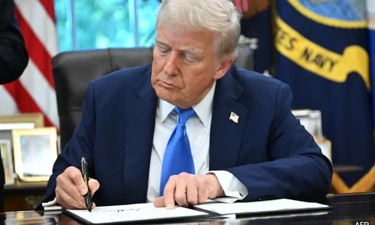 Donald Trump: ಮತ್ತೊಂದು ಹೊಡೆತ: H-1B ವೀಸಾಗಳ ಮೇಲೆ ವಾರ್ಷಿಕ 1 ಲಕ್ಷ ಡಾಲರ್ ಶುಲ್ಕ!