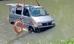 ಕೊಡವೂರು ಚೆನ್ನಂಗಡಿ: ನದಿಗೆ ಉರುಳಿದ ಕಾರು, 3 ವರ್ಷದ ಮಗು ಸಹಿತ ತಂದೆಯ ರಕ್ಷಣೆ