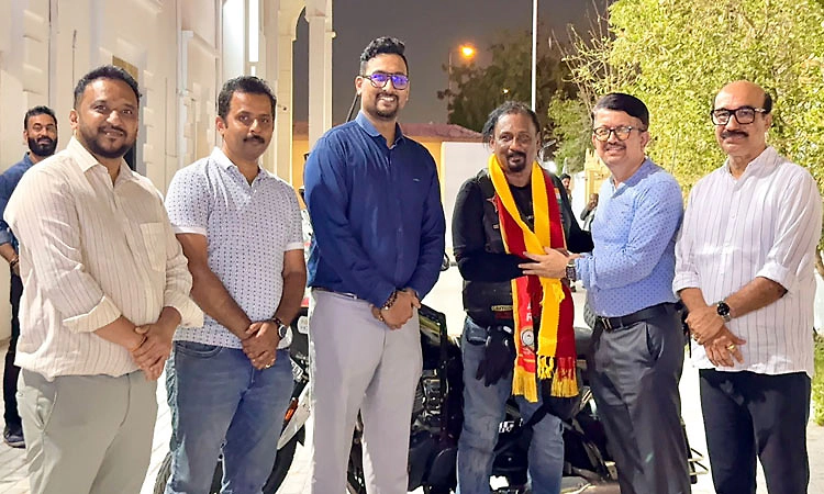 ವಿಶ್ವ ಮೋಟಾರ್‌ ಸೈಕಲ್‌ ಯಾತ್ರಿಕ ಗೈಬ್ರಿಯಲ್‌ ಶರತ್‌ ರನ್ನು ಗೌರವಿಸಿದ ಕರ್ನಾಟಕ ಸಂಘ ಕತಾರ್‌