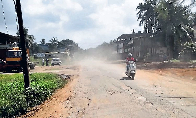 Malpe - ಆದಿಉಡುಪಿ ರಸ್ತೆ ಧೂಳು: ಜನರಿಗೆ ತಪ್ಪದ ಗೋಳು