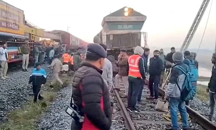 Rajdhani Express: ಆನೆ ಹಿಂಡಿಗೆ ಡಿಕ್ಕಿ ಹೊಡೆದ ರೈಲು; 8 ಆನೆಗಳ ಸಾವು, ಹಳಿತಪ್ಪಿದ ರೈಲು