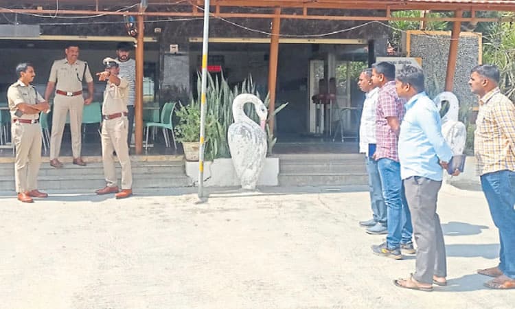 ಬಸ್ಸಿನಲ್ಲಿ ಹೈದ್ರಾಬಾದ್‌ಗೆ ಸಾಗಿಸುತ್ತಿದ್ದ 55 ಲಕ್ಷ ರೂ.ಕಳವು!