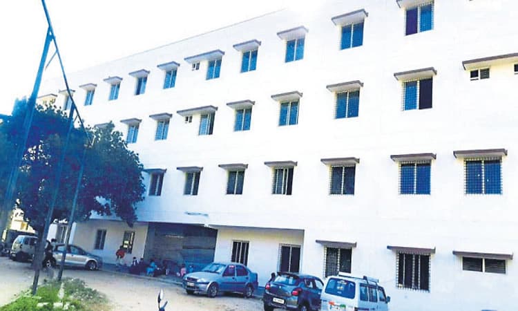 ಕುಂಟುತ್ತಿರುವ ಕ್ಯಾನ್ಸರ್‌ ಕೇಂದ್ರದ ಕಾಮಗಾರಿ:ಚಿಕಿತ್ಸೆ ಇಲ್ಲದೇ ರೋಗಿಗಳ ಪರದಾಟ