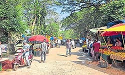 Kundapura: ಪ್ರಾಂಗಣ ಇದ್ದರೂ ರಸ್ತೆಯಲ್ಲೇ ಸಂತೆ!