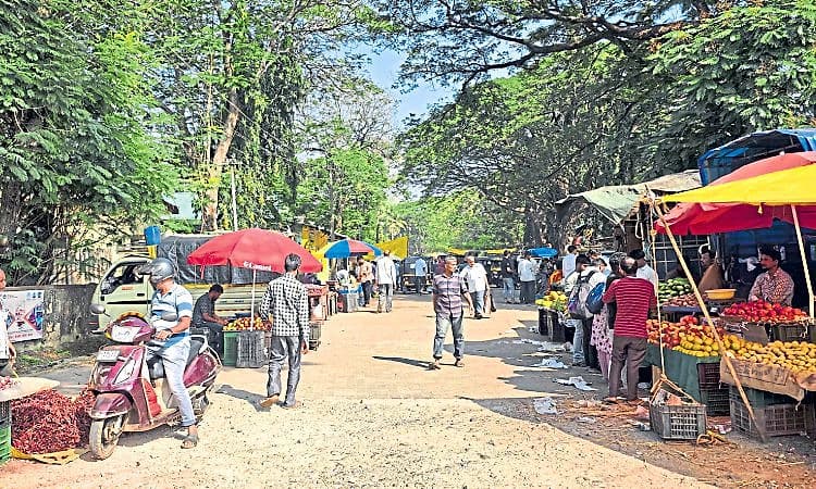 Kundapura: ಪ್ರಾಂಗಣ ಇದ್ದರೂ ರಸ್ತೆಯಲ್ಲೇ ಸಂತೆ!