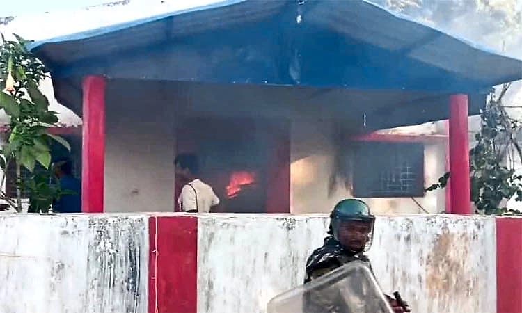 Chhattisgarh:  ಹಿಂಸಾಚಾರಕ್ಕೆ ತಿರುಗಿದ ಅಂತ್ಯಕ್ರಿಯೆ ವಿವಾದ- ಎರಡು ಚರ್ಚ್‌ ಗಳಿಗೆ ಬೆಂಕಿ