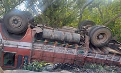 Mangaluru; ಹಿಮ್ಮುಖ ಚಲಿಸಿ ಕಂದಕಕ್ಕೆ ಉರುಳಿದ ಲಾರಿ:ತಪ್ಪಿದ ದೊಡ್ಡ ಅನಾಹುತ