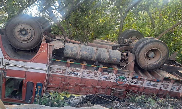 Mangaluru; ಹಿಮ್ಮುಖ ಚಲಿಸಿ ಕಂದಕಕ್ಕೆ ಉರುಳಿದ ಲಾರಿ:ತಪ್ಪಿದ ದೊಡ್ಡ ಅನಾಹುತ