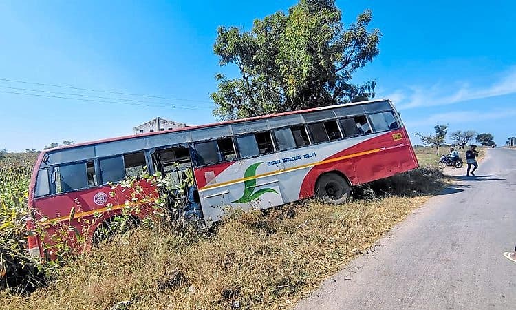 Kavitala: ಬಸ್ ಪಲ್ಟಿ: ತಪ್ಪಿದ ಭಾರಿ ಅನಾಹುತ