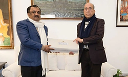 ಅಯೋಧ್ಯೆಯ ರಾಮಕಥಾ ಮ್ಯೂಸಿಯಂಗೆ 233 ವರ್ಷ ಹಳೆಯ ಅಪರೂಪದ ರಾಮಾಯಣ ಹಸ್ತಪ್ರತಿ ಹಸ್ತಾಂತರ