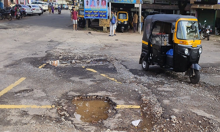 ಮಣಿಪಾಲ: ರಸ್ತೆ ಹೊಂಡಗಳಿಂದ ಮುಕ್ತಿ ಯಾವಾಗ? ರಸ್ತೆಯಲ್ಲಿ ಸಂಚಾರವೇ ದುಸ್ತರ