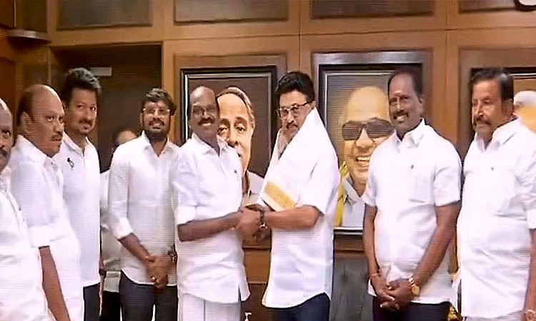 ಎಐಎಡಿಎಂಕೆಗೆ ಬಿಗ್ ಶಾಕ್: ಡಿಎಂಕೆ ಸೇರಿದ ಮಾಜಿ ಸಚಿವ ಆರ್. ವೈತಿಲಿಂಗಂ