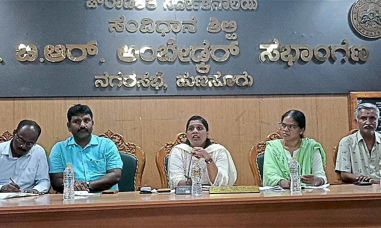 ಚರಂಡಿ ನೀರು,ಲಕ್ಷ್ಮಣತೀರ್ಥ ನದಿಗೆ ಸೇರದಂತೆ ಕ್ರಮ ವಹಿಸಿ,ಹೈಟೆಕ್ ಶೌಚಾಲಯ ನಿರ್ಮಿಸಿ: ಸಭೆ