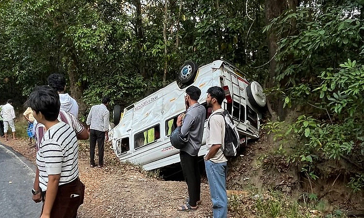 Nine injured as TT vehicle overturns in Charmadi Ghat
