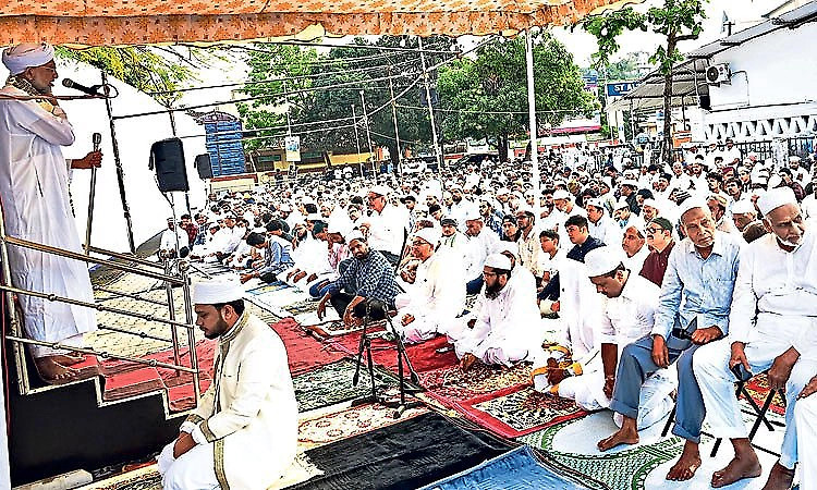 Eid-ul-Fitr celebrated with devotion and joy across coastal Karnataka