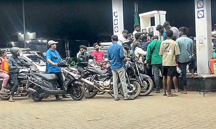 Panic buying of fuel in Shivamogga amid rumours of shortage