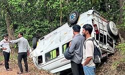 ಚಾರ್ಮಾಡಿ ಘಾಟ್‌ನಲ್ಲಿ ಟಿಟಿ ವಾಹನ ಪಲ್ಟಿ: 9 ಮಂದಿಗೆ ಗಾಯ, ಓರ್ವ ಸಾವು