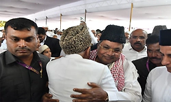 ರಂಜಾನ್ ಹಬ್ಬ; ಸಾಮೂಹಿಕ ಪ್ರಾರ್ಥನೆಯಲ್ಲಿ ಸಿಎಂ ಸಿದ್ದರಾಮಯ್ಯ ಭಾಗಿ