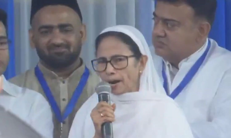 ಮೋದಿ ಅತಿದೊಡ್ಡ ನುಸುಳುಕೋರ: ಈದ್ ಕಾರ್ಯಕ್ರಮದಲ್ಲಿ ಮಮತಾ ಬ್ಯಾನರ್ಜಿ ಕಿಡಿ