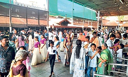 ಕೊಲ್ಲೂರು ಶ್ರೀ ಮೂಕಾಂಬಿಕಾ ದೇಗುಲದಲ್ಲಿ ಭಕ್ತ ಸಾಗರ