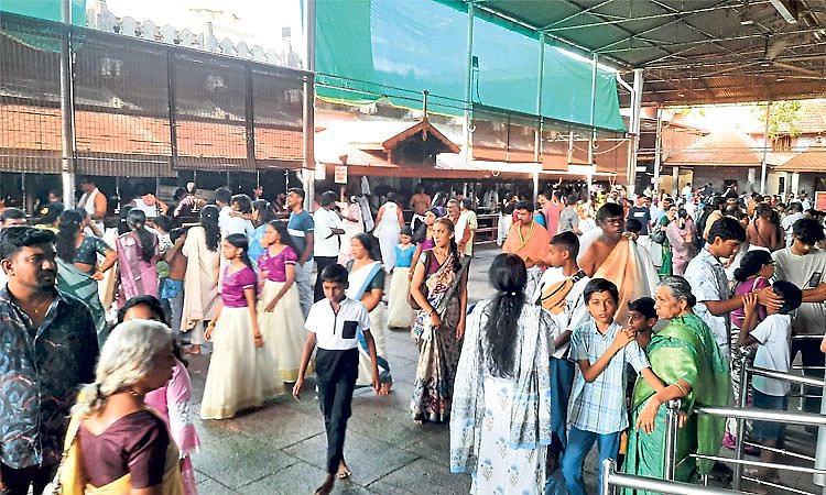 ಕೊಲ್ಲೂರು ಶ್ರೀ ಮೂಕಾಂಬಿಕಾ ದೇಗುಲದಲ್ಲಿ ಭಕ್ತ ಸಾಗರ