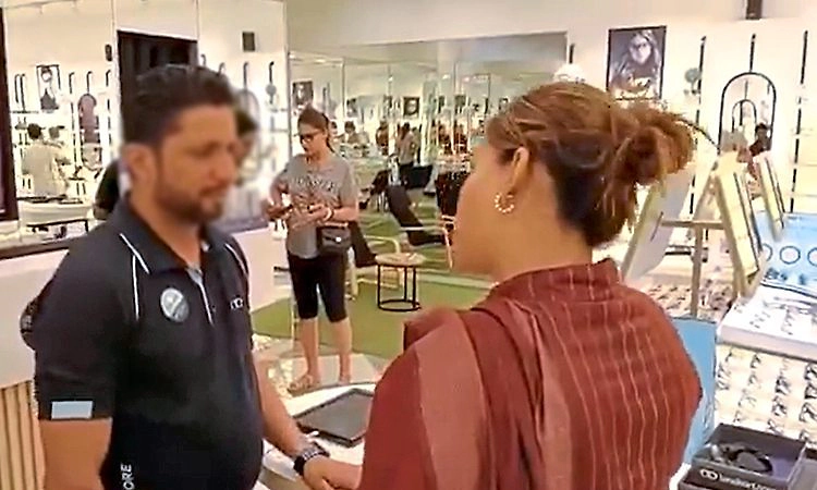 Lenskart Showroom ನಲ್ಲಿ ಹೈಡ್ರಾಮಾ: ಹಿಂದೂ ಸಿಬ್ಬಂದಿಗೆ ತಿಲಕವಿಟ್ಟ ನಾಝಿಯಾ ಇಲಾಹಿ ಖಾನ್