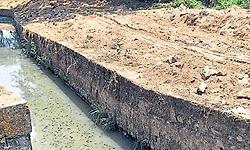 Mangaluru: ಮೇಲೆತ್ತಿದ ಮಣ್ಣು ಕಾಲುವೆ ಪಕ್ಕದಲ್ಲೇ ರಾಶಿ!