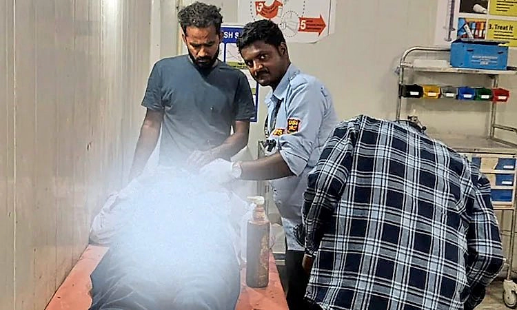 ಅಪಘಾತದಲ್ಲಿ ಗಾಯಗೊಂಡ ವ್ಯಕ್ತಿಗೆ ವೈದ್ಯರ ಬದಲು ಶಸ್ತ್ರಚಿಕಿತ್ಸೆ ನಡೆಸಿದ ಸೆಕ್ಯೂರಿಟಿ ಗಾರ್ಡ್