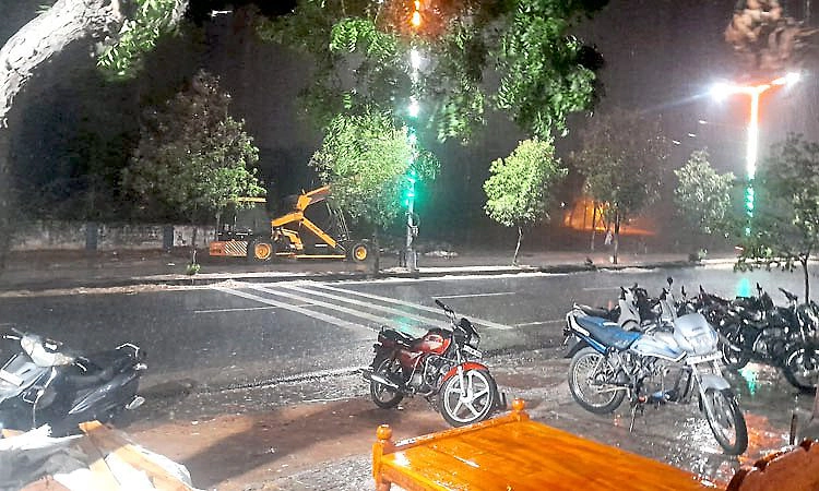 ಯಾದಗಿರಿ: ಬೇಸಿಗೆ ಧಗೆ ನಡುವೆ ಗುಡುಗು ಸಹಿತ ಮಳೆ