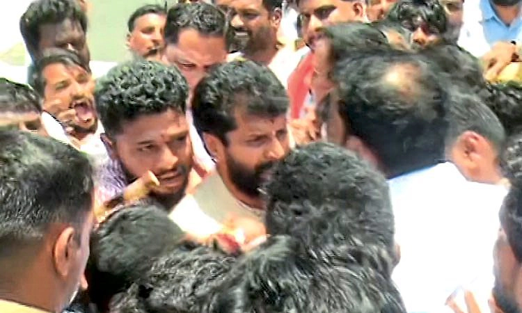 ಚಿಕ್ಕಮಗಳೂರಿನಲ್ಲಿ ಸಿ.ಟಿ.ರವಿ ಎದುರೇ ಬಿಜೆಪಿ - ಕಾಂಗ್ರೆಸ್‌ ಕಾರ್ಯಕರ್ತರ ಗಲಾಟೆ  