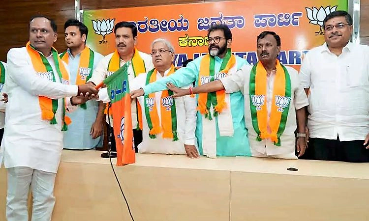 ಕಾಂಗ್ರೆಸ್‌ ತೊರೆದು ಬಿಜೆಪಿ ಸೇರಿದ ಕಾಡುಗೊಲ್ಲರ ಸಂಘದ ರಾಜ್ಯಾಧ್ಯಕ್ಷ ರಾಜಣ್ಣ 
