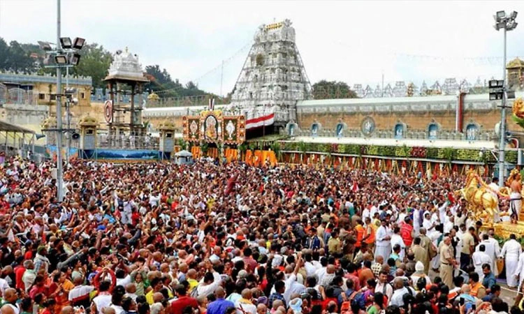 ಬೇಸಿಗೆ ರಜೆ ಹಿನ್ನೆಲೆ: ತಿರುಪತಿ ರಷ್‌, 30 ಗಂಟೆ ಸರದಿಯಲ್ಲಿ ನಿಂತ ಭಕ್ತಾಧಿಗಳು