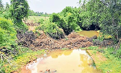 ಸ್ವಚ್ಛವಾಗದ ತೋಡು-ಚರಂಡಿ: ನೆರೆ ಭೀತಿ
