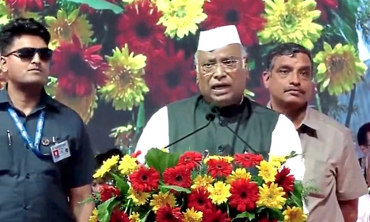 Congress: ಕಸಗುಡಿಸಲು ಬಂದಿದ್ದೇವಾ, ಯೂಸ್‌ಲೆಸ್‌ ಫೆಲೋಸ್..‌: ಕಾರ್ಯಕರ್ತರ ಮೇಲೆ ಖರ್ಗೆ ಗರಂ
