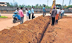 ಬಹುಗ್ರಾಮ ಯೋಜನೆ: ಮಳೆಗಾಲದಲ್ಲೂ ಗುಂಡಿ ತೋಡುವ ಕೆಲಸ ಮುಂದುವರಿಕೆ!