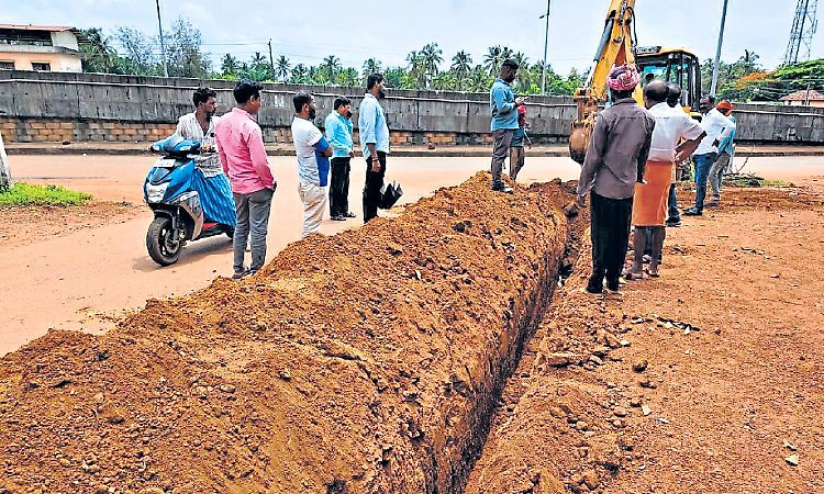ಬಹುಗ್ರಾಮ ಯೋಜನೆ: ಮಳೆಗಾಲದಲ್ಲೂ ಗುಂಡಿ ತೋಡುವ ಕೆಲಸ ಮುಂದುವರಿಕೆ!