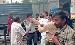 ಫುಟ್ಪಾತ್‌ ಒತ್ತುವರಿ ತೆರವು ಜಿಬಿಎ ಅಧಿಕಾರಿಗಳಿಗೆ ಹಿಗ್ಗಾಮುಗ್ಗ ಥಳಿತ 