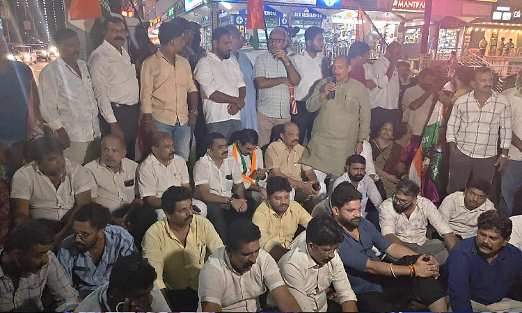 Mangaluru: ರಾಹುಲ್‌ ಗಾಂಧಿ ಬಂಧನ ಖಂಡಿಸಿ ಕಾಂಗ್ರೆಸ್‌ ಪ್ರತಿಭಟನೆ