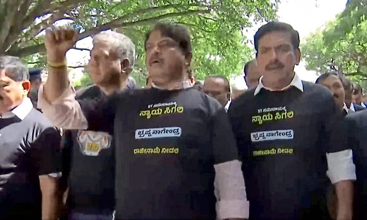 ನಾಗೇಂದ್ರ ರಾಜೀನಾಮೆಗೆ ಆಗ್ರಹಿಸಿ ಕಪ್ಪು ಬಟ್ಟೆ ಧರಿಸಿ ಬಿಜೆಪಿ ಪ್ರತಿಭಟನೆ