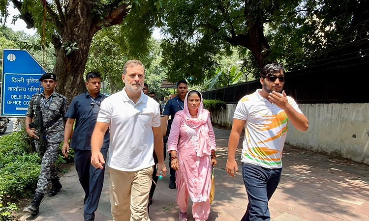 ಪೆಲೆಟ್ ಪ್ರಕರಣದ ಸಂತ್ರಸ್ತ ವಿದ್ಯಾರ್ಥಿಯೊಂದಿಗೆ ಪೊಲೀಸ್ ಕಚೇರಿ ಹೊರಗೆ ಧರಣಿ ಕುಳಿತ ರಾಹುಲ್